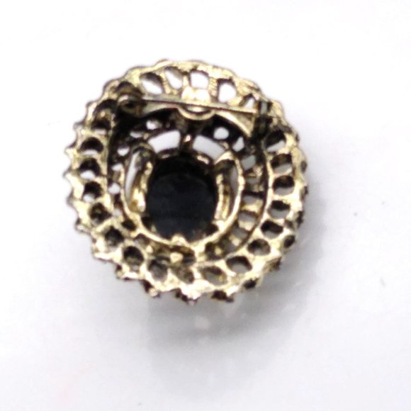 Vintage Black and White Cameo Brooch, Elegant Victorian Style in Gold Tone - Picture 4 of 4